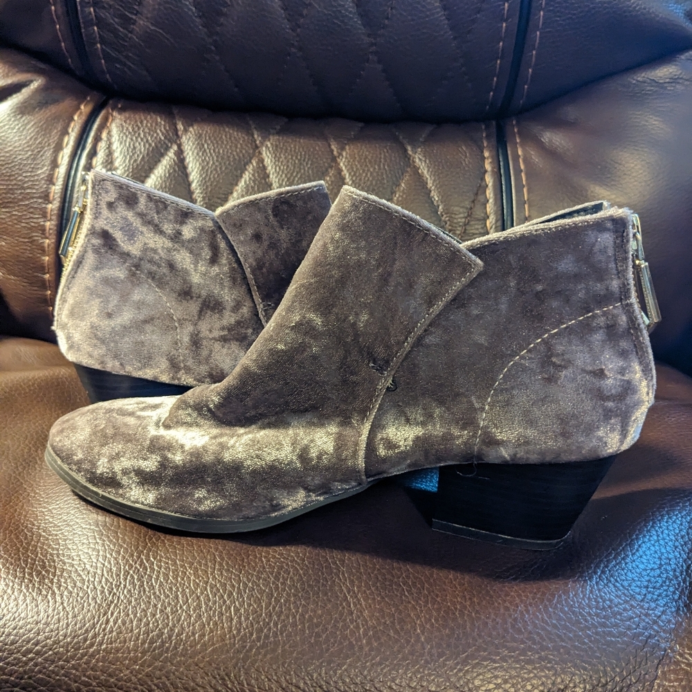 Qupid Light Pink Velvet Ankle Booties Size 7
